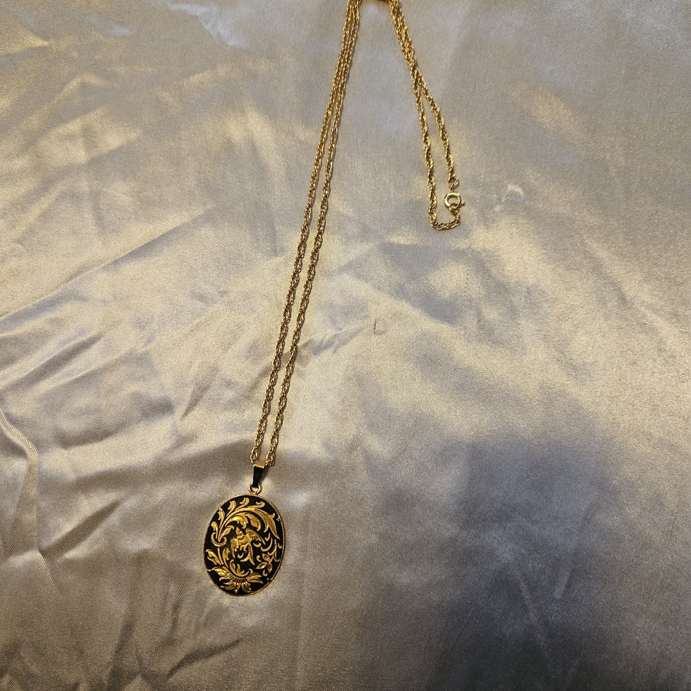 Elegant Gold Pendant Necklace